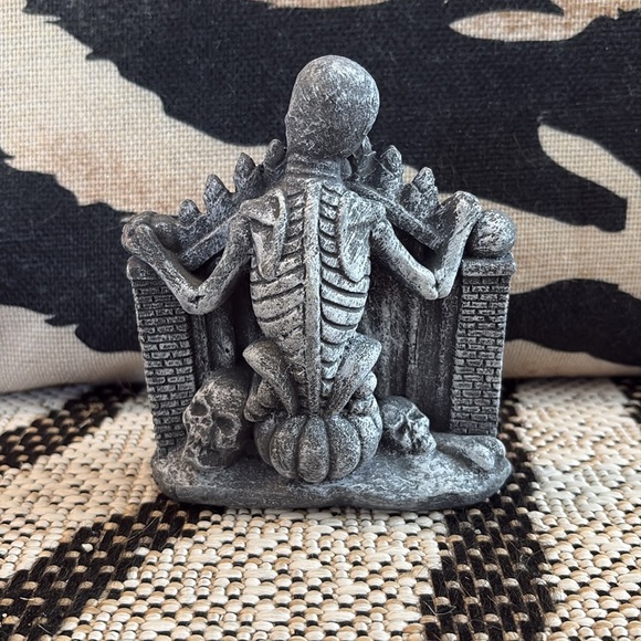 🆕Gothic Skull and Crow Cemetery Figurine - Picture 2 of 8